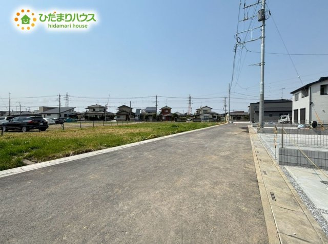 深谷市稲荷町北　第2　新築一戸建て　リーブルガーデン　07の前面道路含む現地写真|前面道路幅6ｍで車の出入りもラクラク♪
