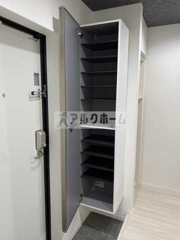 エヌエムキャトフヴァンセットの玄関|エヌエムキャトフヴァンセット（JR柏原駅）