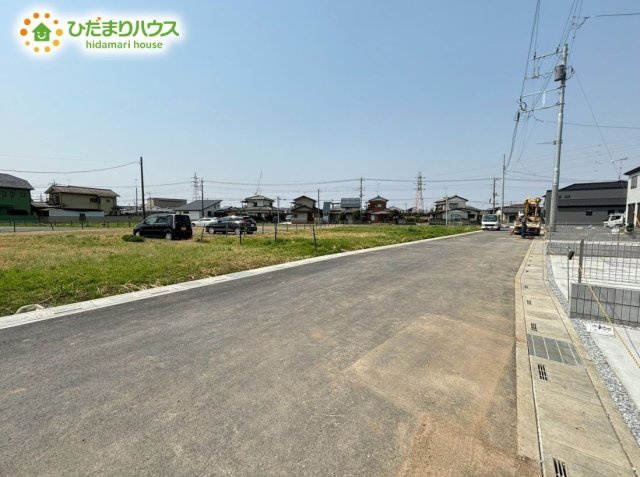 深谷市稲荷町北　第2　新築一戸建て　リーブルガーデン　08の前面道路含む現地写真|前面道路幅6ｍあるので、車の出し入れもスムーズにできます！