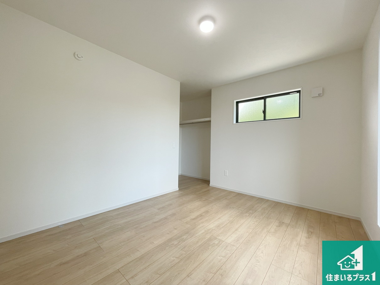 神戸市北区松が枝町　第1期　新築一戸建ての洋室|ウォークインクローゼット付きで生活スペースもスッキリできます。各居室にも収納がありますので、お子様の衣類やおもちゃなどもしっかり収納できます。