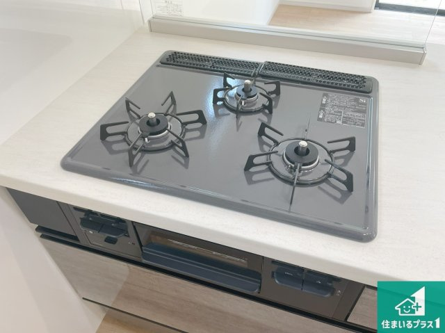 神戸市北区松が枝町　第1期　新築一戸建ての設備|ダブル高火力Ｓｉセンサー付きコンロ！３口あるので、まとめて料理をする時も大活躍！