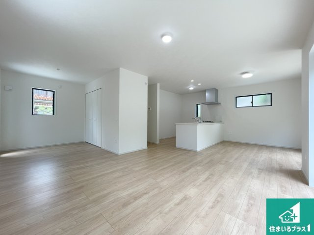 神戸市北区松が枝町　第1期　新築一戸建ての居間・リビング|日当たり良好の明るいリビングで朝の目覚めもスッキリできそう！対面キッチンでご家族のコミュニケーションも自然と増える設計！小さなお子様が遊ぶスペースを作っても広々とくつろげるLDK！