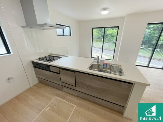 神戸市北区松が枝町　第1期　新築一戸建てのキッチン|子供を見守りながらお料理が出来るため家族のコミュニケーションか増えます♪スペースが広く確保されている為お子様が大きくなったときは一緒に料理を楽しめます♪