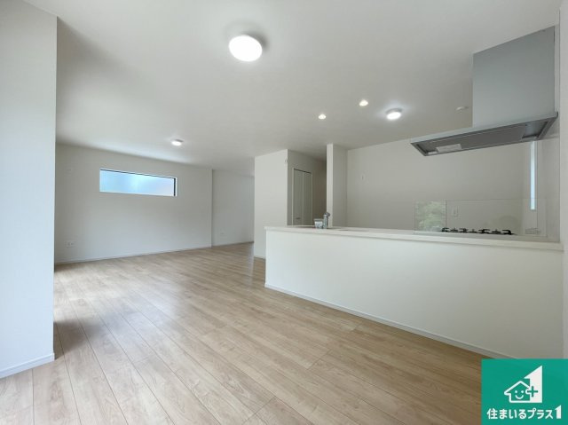 神戸市北区松が枝町　第1期　新築一戸建ての居間・リビング|明るいリビングで朝の目覚めもスッキリできそう！対面キッチンでご家族のコミュニケーションも自然と増える設計！小さなお子様が遊ぶスペースを作っても広々とくつろげるLDK！