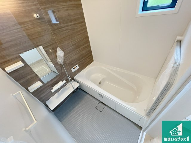 神戸市北区松が枝町　第1期　新築一戸建ての浴室|足をゆったり伸ばして寛げる浴槽です。窓が設けられていますので差し込む光が明るく穏やかな雰囲気にしてくれます♪浴室乾燥機も設置しているので、雨の日の洗濯物も安心です♪