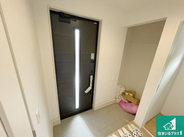 神戸市北区松が枝町　第1期　新築一戸建ての玄関|ご家族皆様の靴もたっぷり収まる大容量の玄関収納を設けました。見た目もスッキリ綺麗な玄関に！