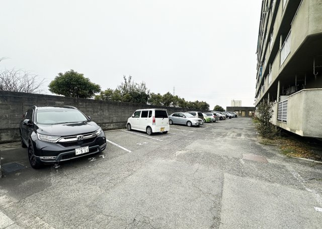 ロイヤルハイツ藍住の駐車場