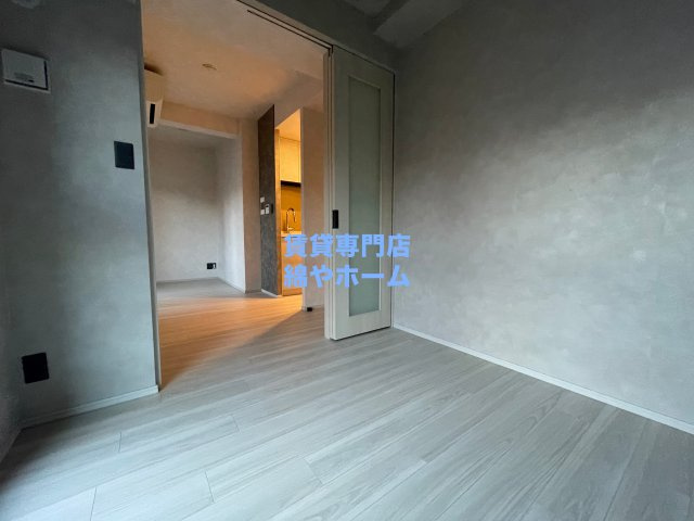 エスライズ難波Ⅲの寝室|広くて明るい寝室