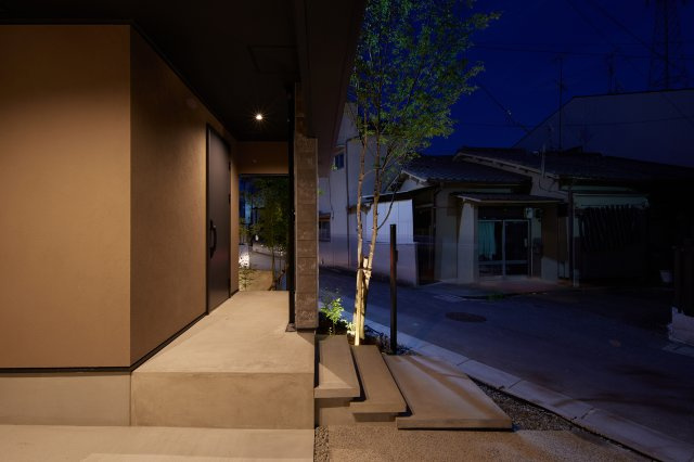 南東角地【新築戸建】門真市常盤町 のエントランス|玄関前の壁は、プライバシーを守りつつ、防犯面にも配慮した設計。安心感と快適さを両立させています。