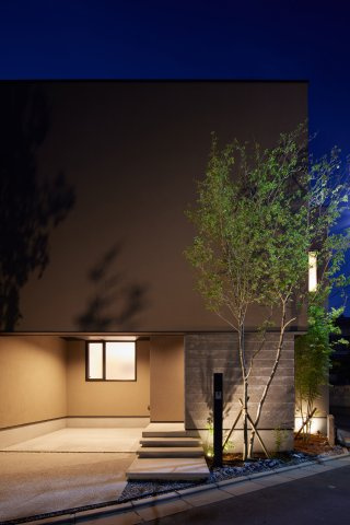 南東角地【新築戸建】門真市常盤町 の外観|住宅密集地で、通行人から玄関扉が見えないのは◎！！