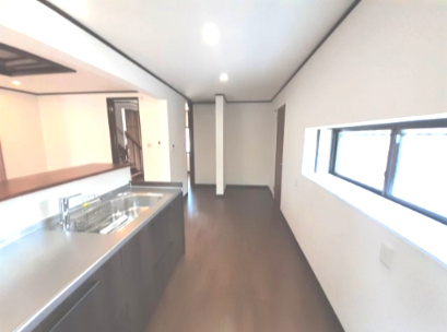 キッチン部分は余裕を持った作りになっております。窓から空気や光を取り込む明るいキッチンです。勝手口からゴミ出しや荷物搬入も可能！生活導線が増えて機能的な間取りになっております。