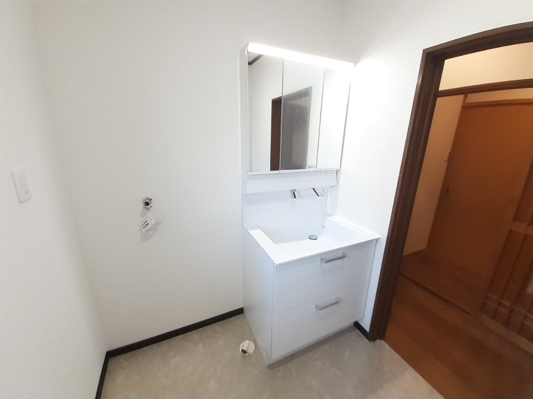 1階洗面所・脱衣室です。洗面化粧台新品交換しており快適にお使いいただけます。小窓がありますので、こもりやすい湿気も喚起可能です。