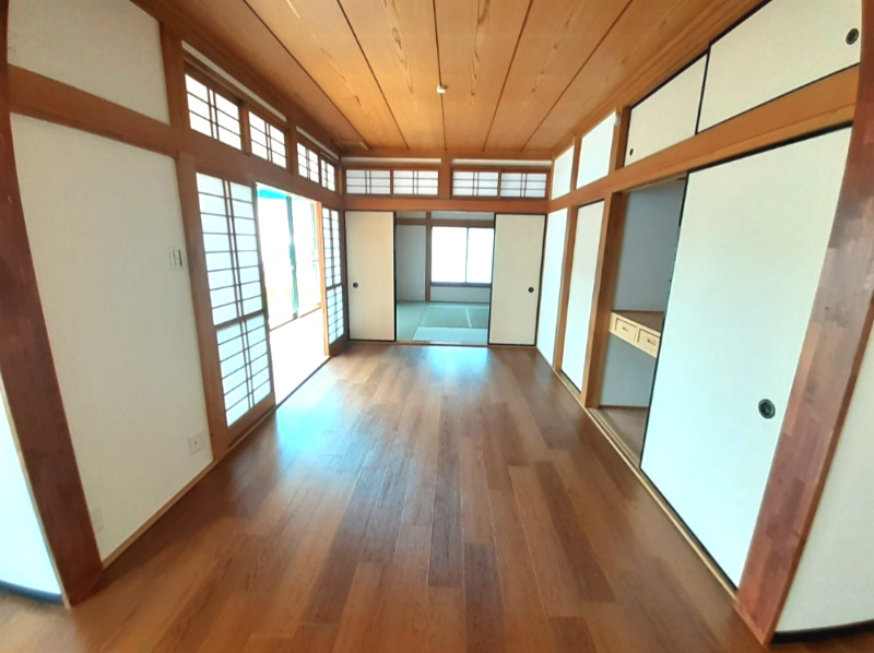 1階リビング。縁側の向かいには大きな収納付き。リビング収納があるとお部屋がキチンと片付きます。天井と床は落ち着いたお色味で障子や襖もあり和テイストな柔らかい雰囲気を感じる事が出来ます。