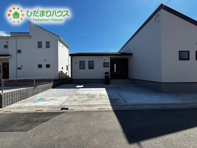 深谷市上野台　第22　新築一戸建て　リーブルガーデン　01の駐車場|ゆとりある駐車スペースは、親戚や友達が遊びにきても敷地内に駐車でき、近所に迷惑かけなくてすみます。										
