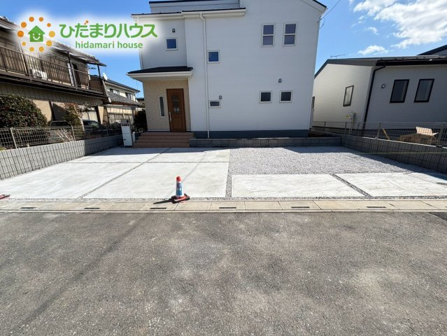 深谷市上野台　第22　新築一戸建て　リーブルガーデン　02の駐車場|急な来客時にも安心な、並列駐車4台まで可能です(^^)				
