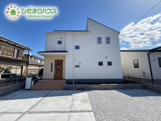 深谷市上野台　第22　新築一戸建て　リーブルガーデン　02の外観|白を基調とした明るい印象を受ける外観です♪					
