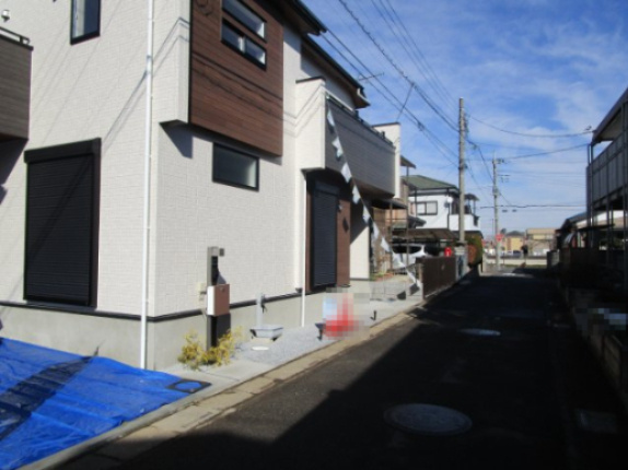 桶川市朝日　新築戸建の前面道路含む現地写真