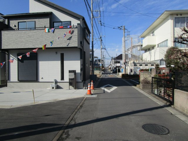 桶川市末広　新築戸建の前面道路含む現地写真