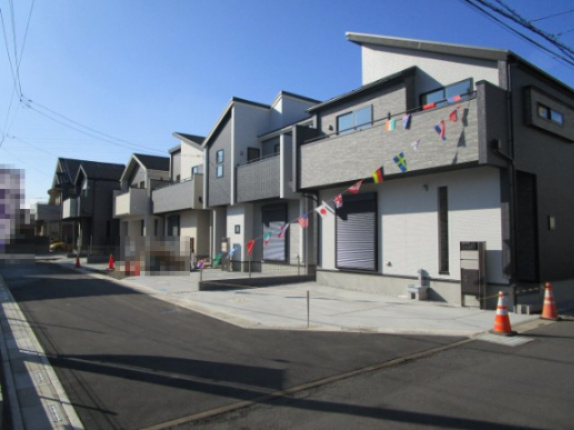 桶川市末広　新築戸建の前面道路含む現地写真