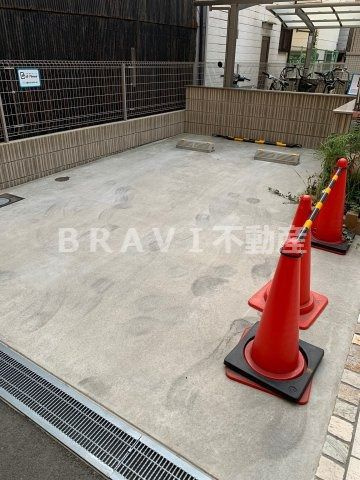 ラ　メゾンヴェール上本町　BRAVI不動産の駐車場|【ラ　メゾンヴェール上本町】エアコン付き