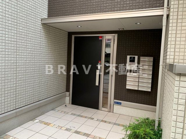 ラ　メゾンヴェール上本町　BRAVI不動産のエントランス|【ラ　メゾンヴェール上本町】バルコニー付きです