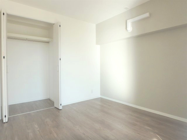 メゾン舞子ショアー　の洋室|4.2帖洋室には収納があります。