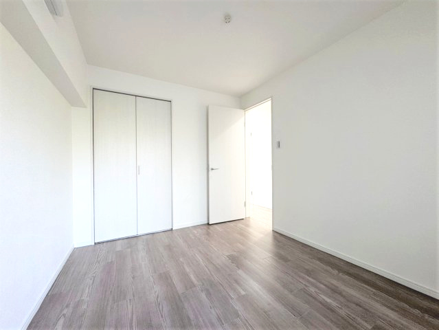 メゾン舞子ショアー　の洋室|5.1帖洋室には収納があります。