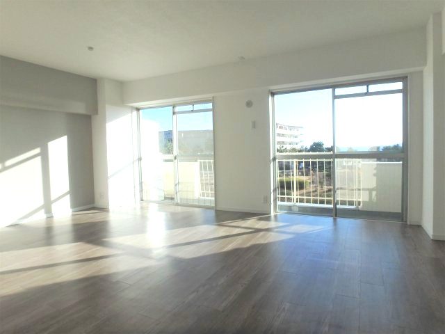 メゾン舞子ショアー　の居間・リビング|南向きの為陽当たり良好。
海が見えるリビングです。