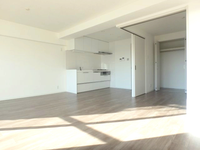 メゾン舞子ショアー　の居間・リビング|13.7帖のLDKがこちらです。