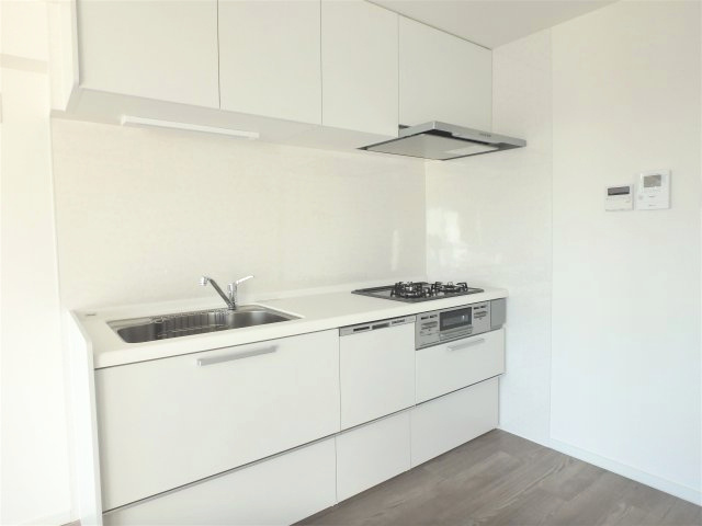 メゾン舞子ショアー　のキッチン|３口コンロ、食器洗浄乾燥機付きシステムキッチンです。