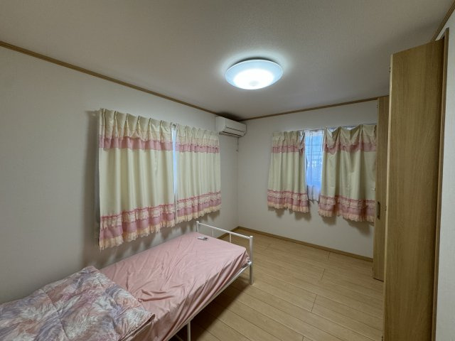 ‐三丁目不動産-　熊谷市石原　平成29年築の洋室