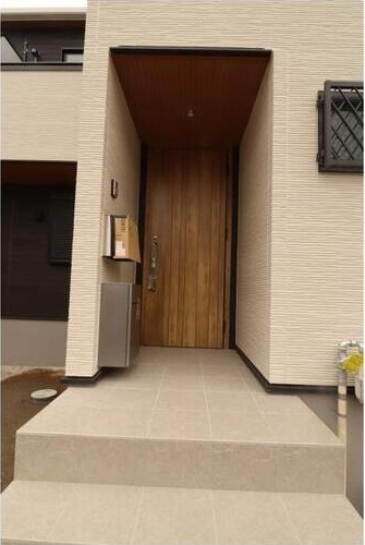 ガーデンテラス逆瀬川のエントランス