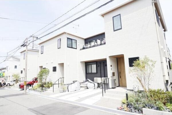 ガーデンテラス逆瀬川の外観