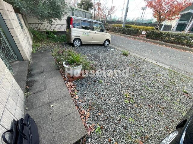毛見戸建の駐車場