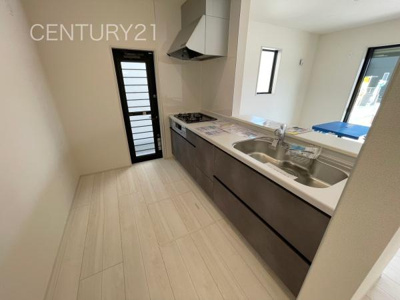 【キッチン】 | 藤岡市上戸塚第6 11号棟 | シンクも大きく洗い物もしやすい浄水器付。シャワーヘッドは引き出し可能、シンクの隅々まで洗い流せます。