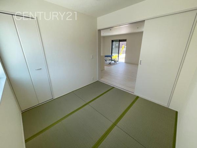 【和室】 | 藤岡市上戸塚第6 11号棟 | 和室はLDKと続き間で開放感があります。
引き戸で簡単に仕切れますので状況に合わせた使い方ができます。