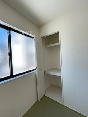 【収納】 | 藤岡市上戸塚第6 11号棟 | 和室の収納はお布団も収納し易い仕切り棚付きです。