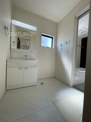 【独立洗面台】 | 藤岡市上戸塚第6 11号棟 | 三面鏡付きの洗面台には鏡の裏に収納があり、すっきり片付けられます。
洗髪も可能な伸縮機能つきシャワーヘッドです。