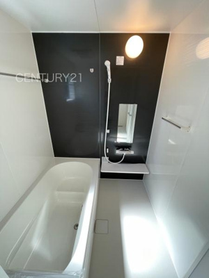 【浴室】 | 藤岡市上戸塚第6 11号棟 | ゆったりと寛げる大型バスタブ。
足を伸ばしたまま入浴可能です。
浴室乾燥機付きで天候が悪い日でも洗濯をして衣類を乾燥させることができます。