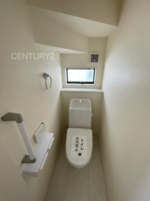 【トイレ】 | 藤岡市上戸塚第6 11号棟 | １階トレイです。
温水シャワー洗浄機能付きです。
手摺り付きです。