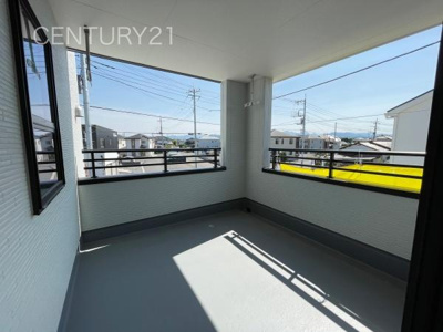 【バルコニー】 | 藤岡市上戸塚第6 11号棟 | 天井付きバルコニーは急な雨にも安心。
干した洗濯物や布団が外壁に干渉しづらい、天井吊り下げ式の物干し金具付き。