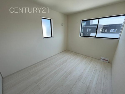 【洋室】 | 藤岡市上戸塚第6 11号棟 | ２面採光の明るい洋室です。