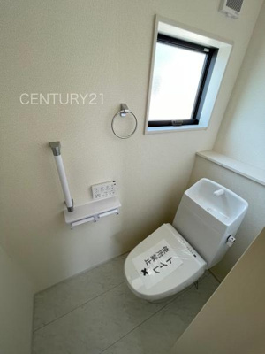 【トイレ】 | 藤岡市上戸塚第6 11号棟 | ２階トイレです。
温水シャワー洗浄機能付き。
手摺り付きです。