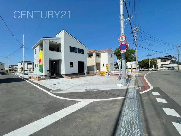 藤岡市上戸塚第6 11号棟の前面道路含む現地写真|並列駐車可能な駐車場スペースです。