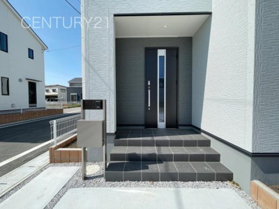 【玄関】 | 藤岡市上戸塚第6 11号棟 | スマートキー付きの玄関。
鍵を探すことなくドアの開閉が可能です。
郵便物を守る鍵付きポストです。
インターホンは録画機能付きで防犯面に優れます。