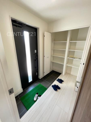 【玄関】 | 藤岡市上戸塚第6 11号棟 | 高さ調整可能な棚付きで、沢山の収納が可能です。