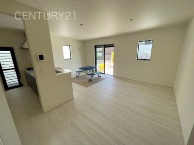 【居間・リビング】 | 藤岡市上戸塚第6 11号棟 | 大きいソファーがおける広々リビング