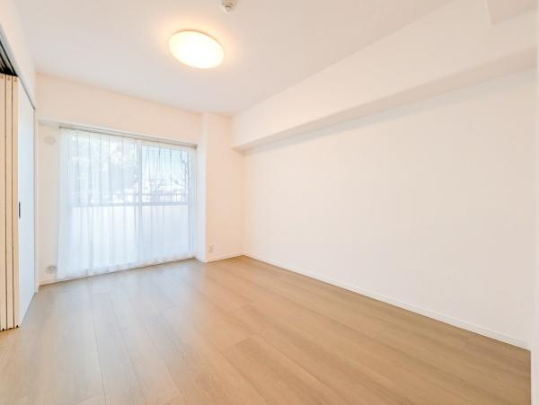 本厚木スカイハイツの洋室|窓からの光が嬉しい洋室です。
各居室収納もあり、荷物が多い方にも安心です♪