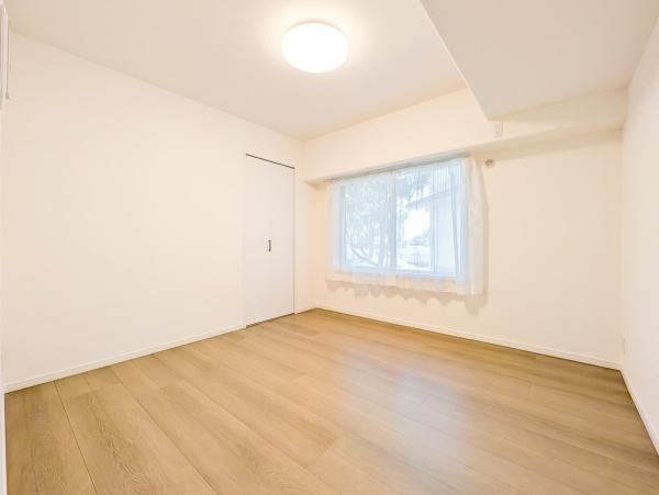 本厚木スカイハイツの洋室|各室収納付きです。
これだけ収納があると助かりますね！