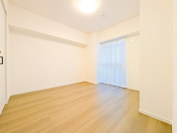 本厚木スカイハイツの洋室|各室収納付きです。
これだけ収納があると助かりますね！